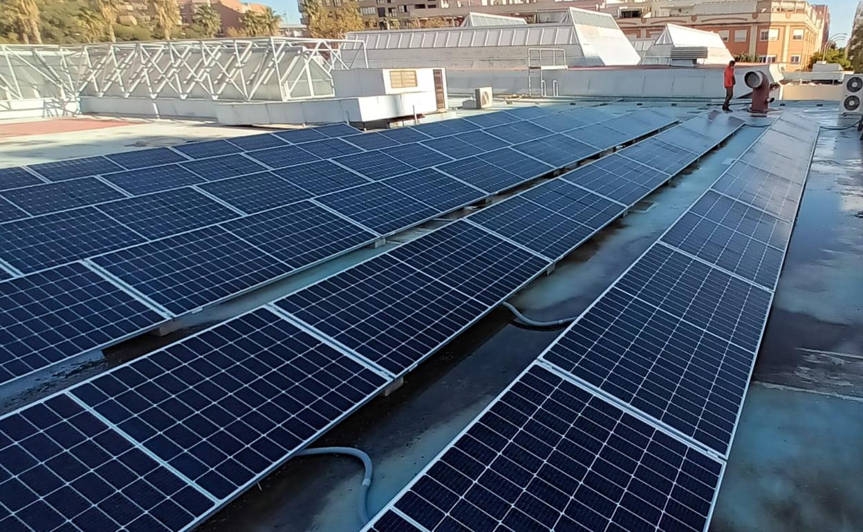 Placas solares en la cubierta del mercado de Babel.
