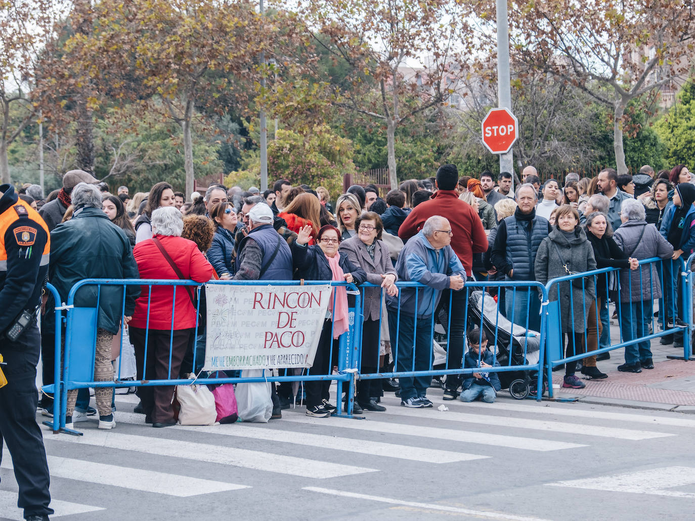 El público comienzo a colocarse tras las vallas antes del disparo en el Mercado de Babel