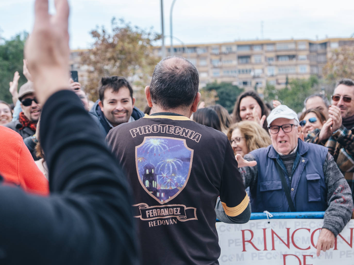 Saludos y aplausos del público de la mascletà a la pirotecnia.