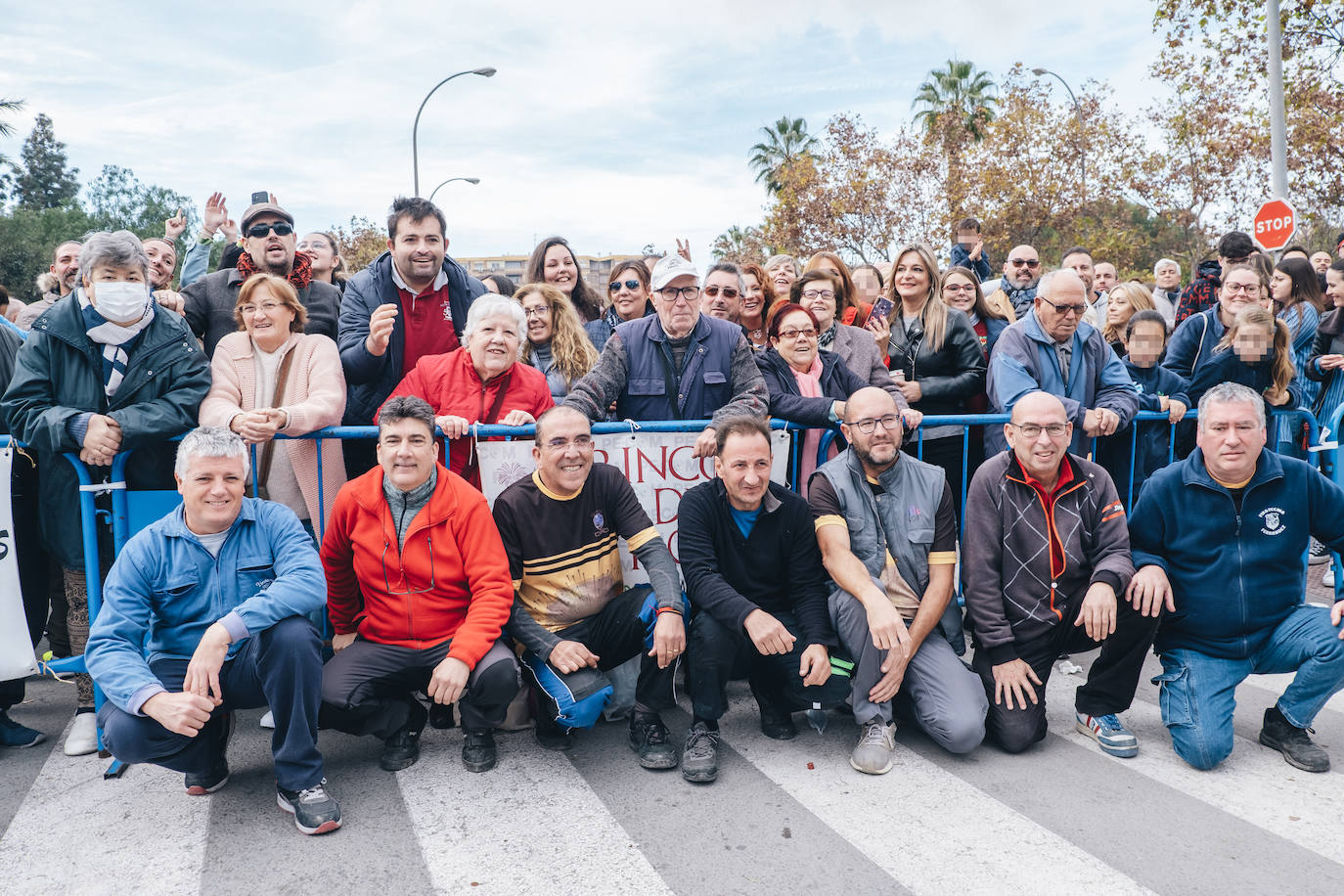El equipo de la Pirotecnia Ferrández se fotografía con el público