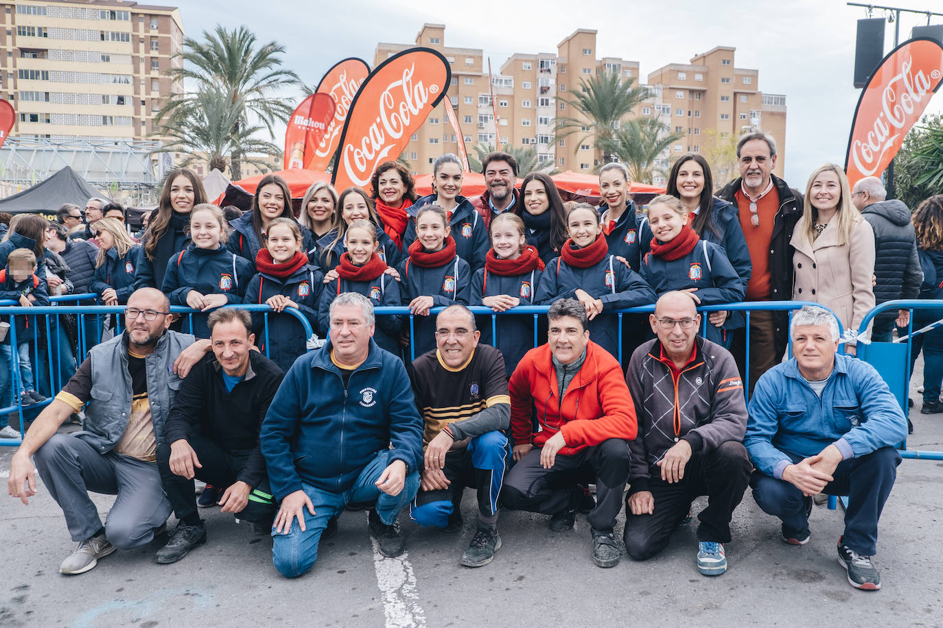 La corte del fuego, junto a la presidenta de la Federació y miembros de la corporación municipal, posan junto al equipo de la Pirotecnia Ferrández