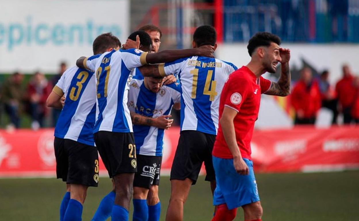 Los jugadores del Hércules celebran uno de los goles de la remontada en Sagunto. 