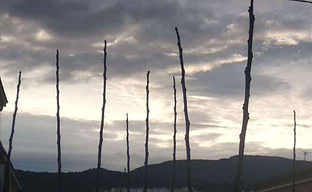 Alcoi amanece con nubes sobre la montaña.