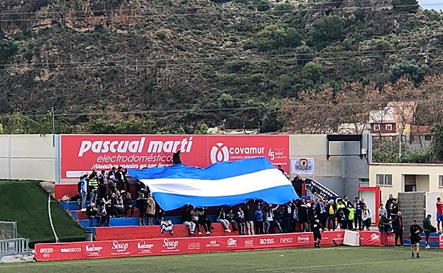 Los aficionados herculanos despliegan una bandera gigante en Sagunto. 