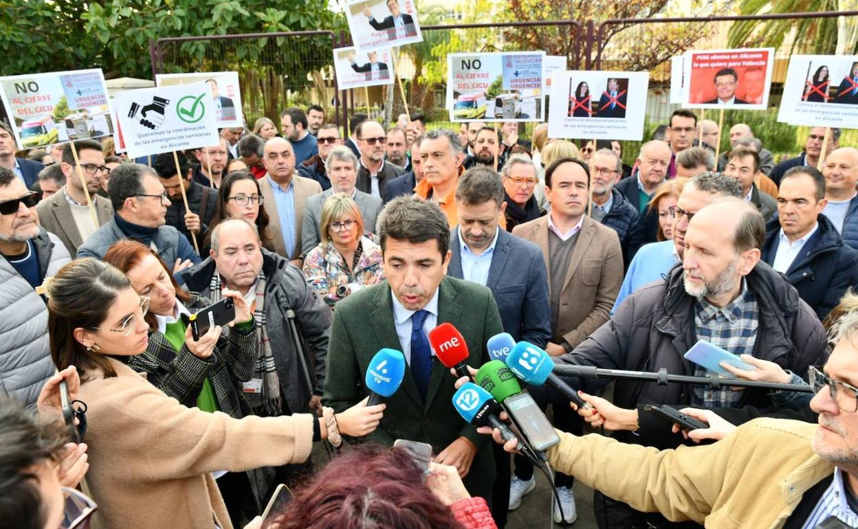 El presidente del PPCV, Carlos Mazón, en la protesta contra el desmantelamiento del CICU en Alicante.