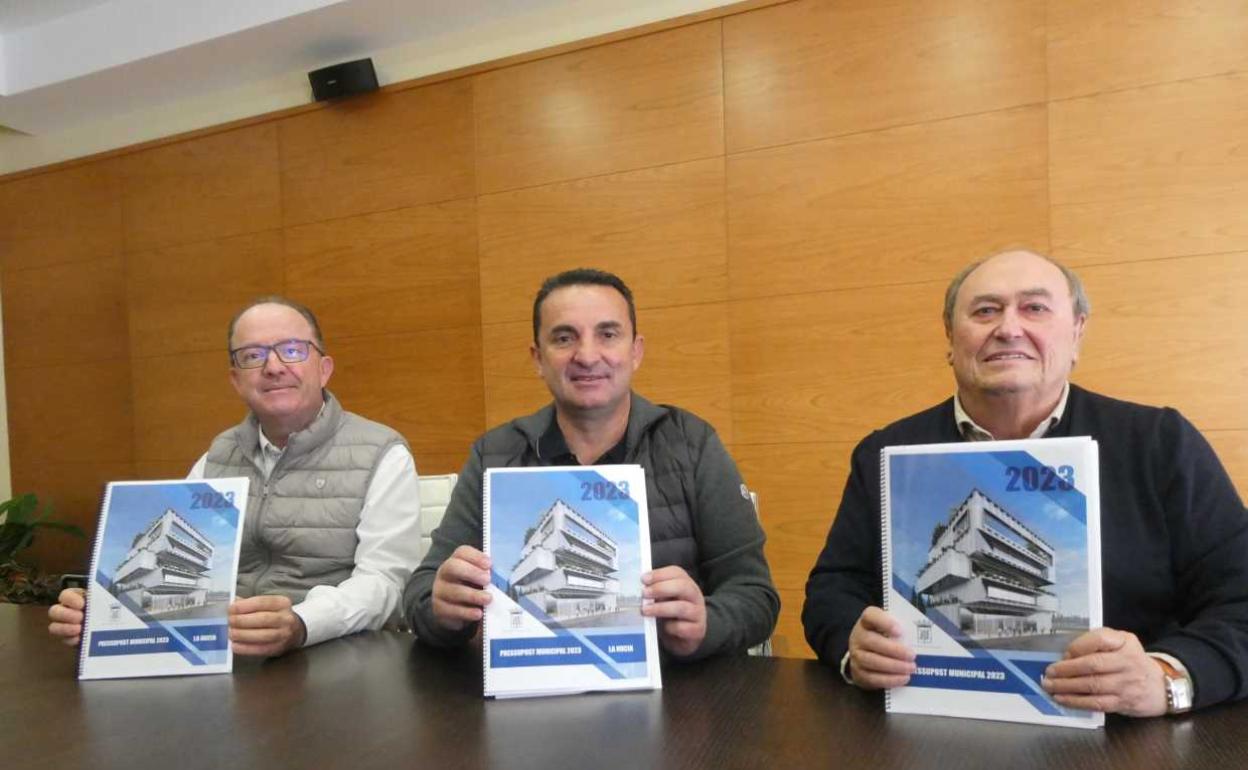 Bernabé Cano, en el centro, presentó las cuentas de La Nucía para 2023