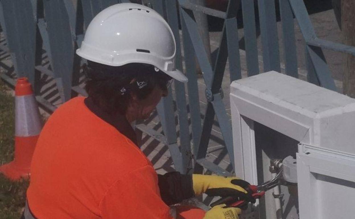 Operario de Aguas de Alicante instala un contador de telelectura.