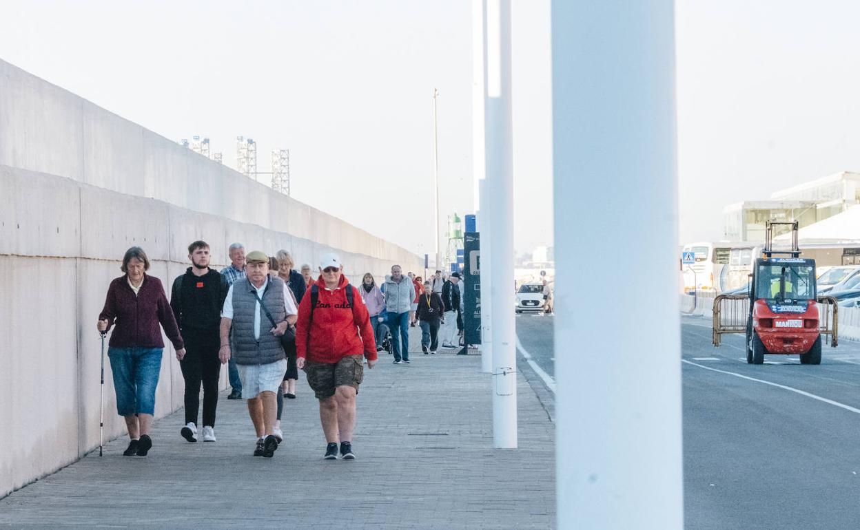 Cruceristas paseando por el puerto de Alicante