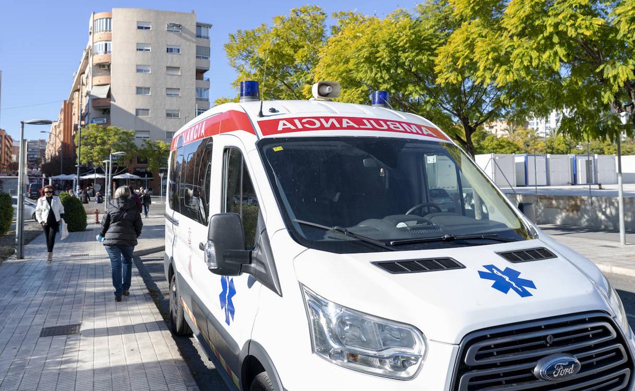 Ambulancia en las inmediaciones del Hospital General de Alicante 