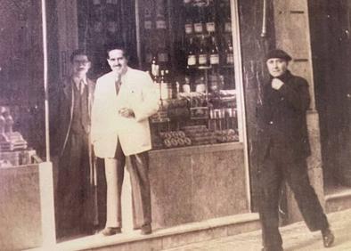 Imagen secundaria 1 - En grande el interior de la Gran Canaria. Paco Candela -abuelo- en el escaparate de la tienda. El papel de envolver original de este comercio. 