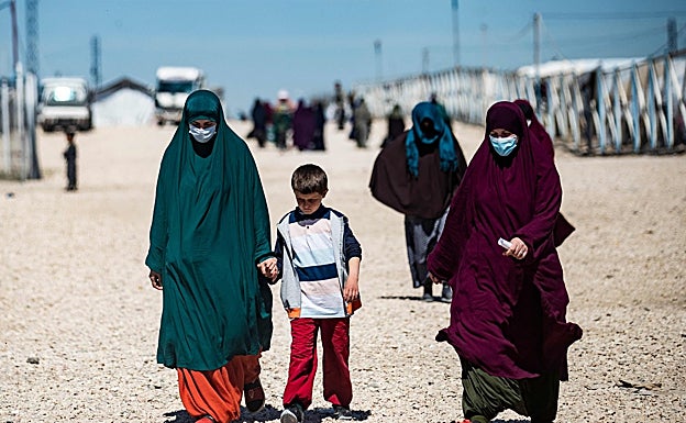 Dos mujeres, junto a un menor en el campamento de Al Hol, en Siria. 