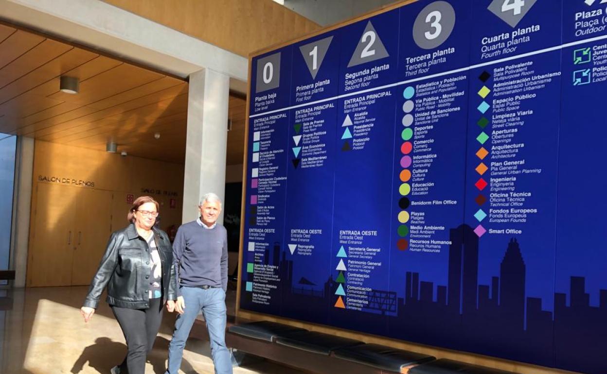 Juan Balastegui en la la entrada del ayuntamiento de Benidorm