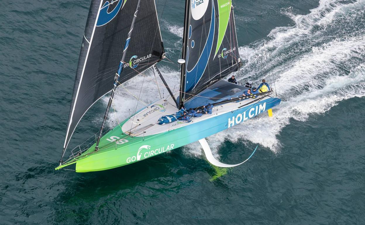 IMOCA del equipo Holcim-PRB durante la regata In-Port