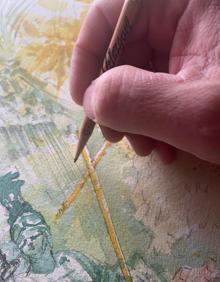 Imagen secundaria 2 - Luis de la Pura con algunos de sus carteles y detalle de un trazado con su lápiz.