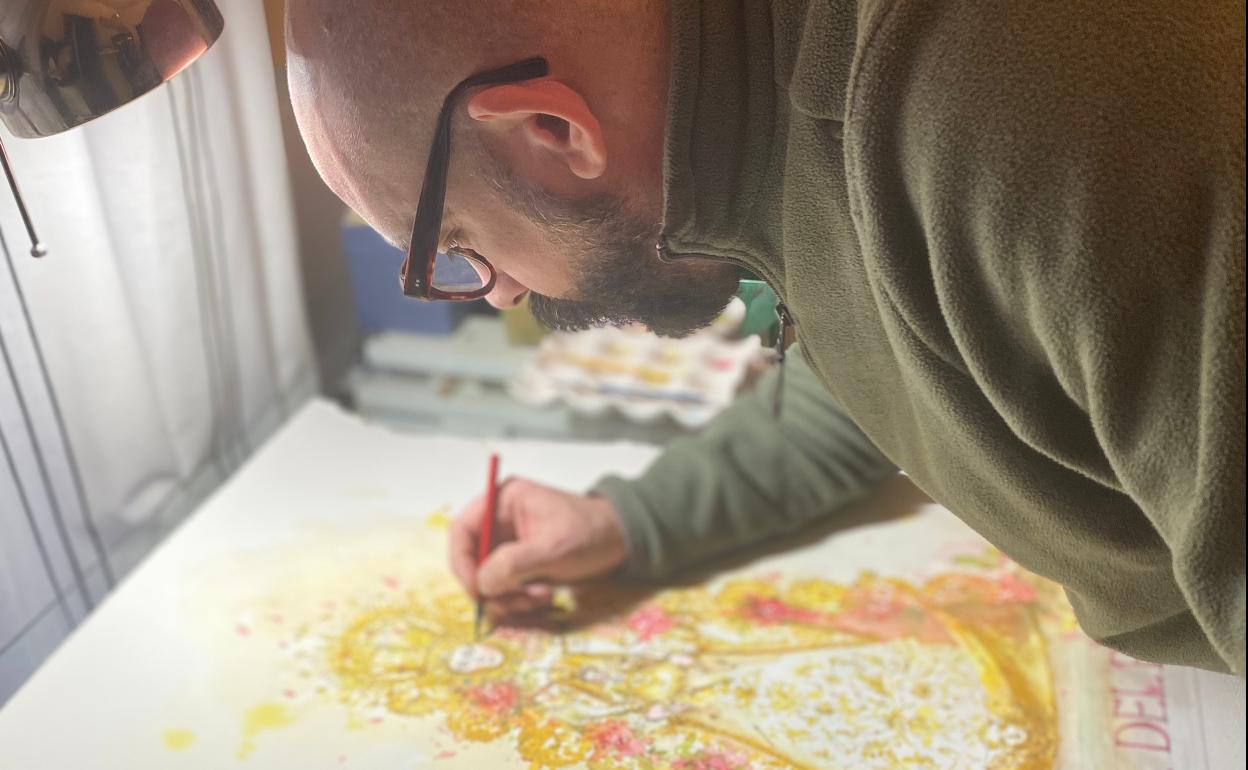 Luis de la Pura durante la elaboración de uno de sus carteles.