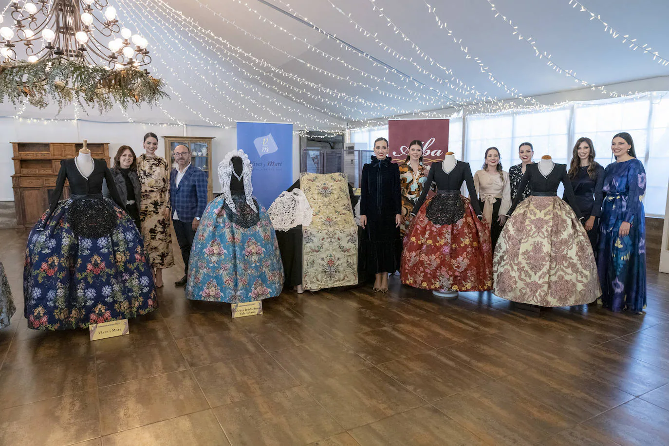 La bellea del foc de Alicante y sus dames d'honor junto a la indumentaria oficial