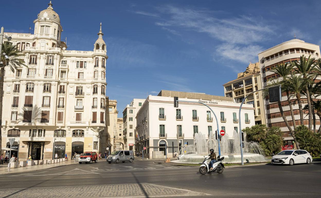 Puerta del mar con los cielos despejados