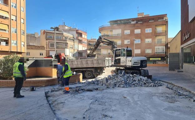 Elda mejora la accesibilidad de la Plaza de Ficia renovando el pavimento 