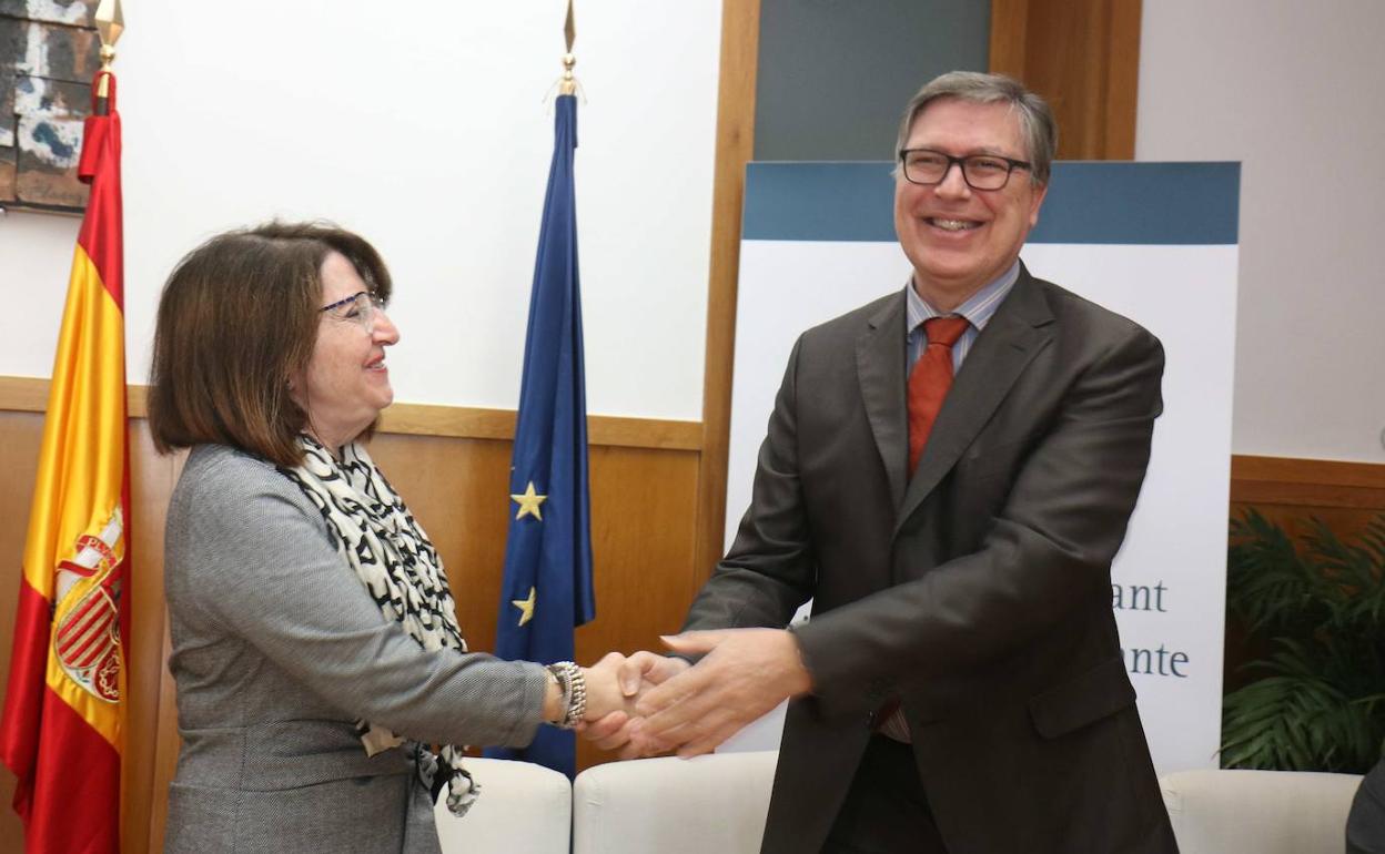 La rectora de la UA, Amparo Navarro, y el director general de Aguas de Alicante, Javier Díez.