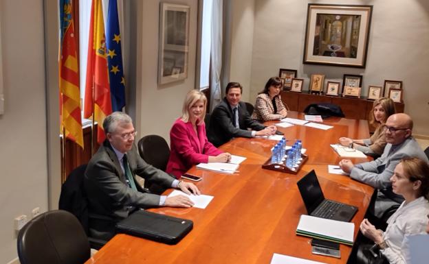 Gabriela Bravo se reúne con los máximos representantes judiciales de Alicante