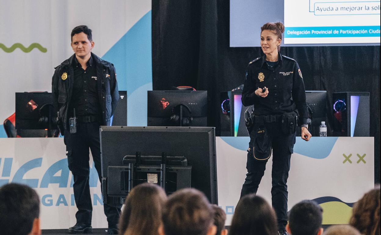 Agentes de la Policía Nacional en la conferencia 'Riesgos en internet y ciberseguridad'. 