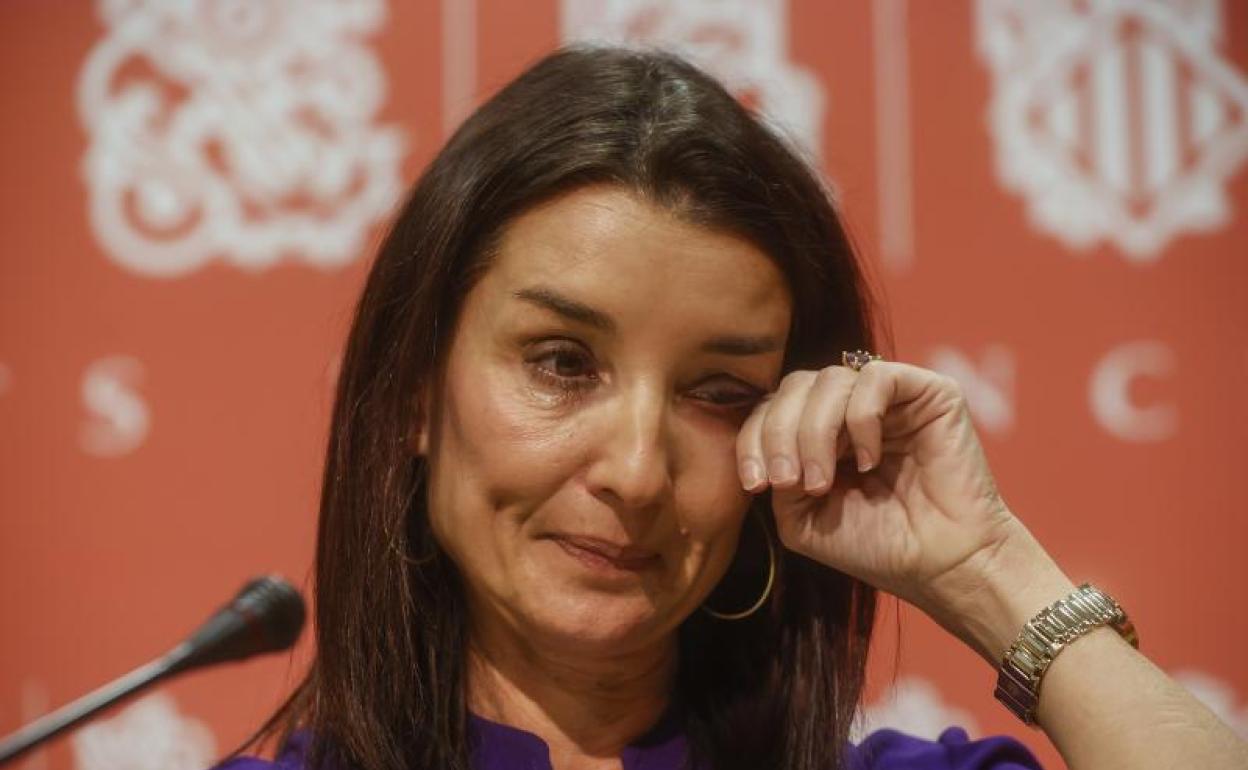 La exportavoz de Ciudadanos en Les Corts, Ruth Merino, rompe a llorar en su comparecencia de este jueves.