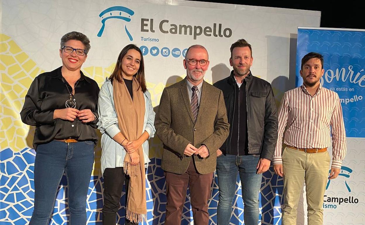 El alcalde de El Campello, Juanjo Berenguer, con los protaonigstas de la campaña turística de la localidad.