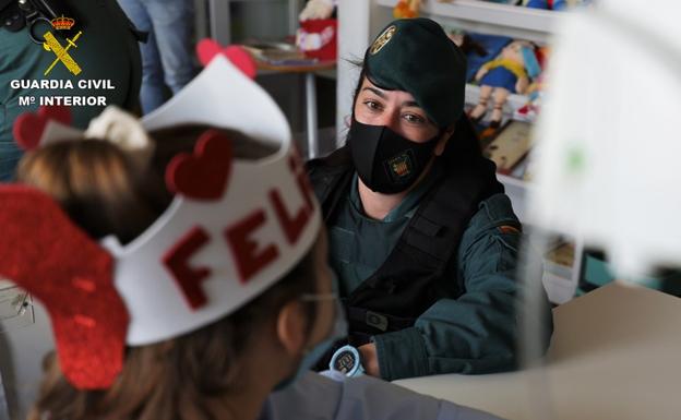 La Guardia Civil visita a los niños del Hospital General de Alicante