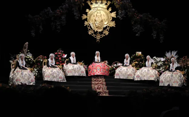 La bellea del foc de Alicante, Belén Mora, y sus dames d'honor en el escenario.