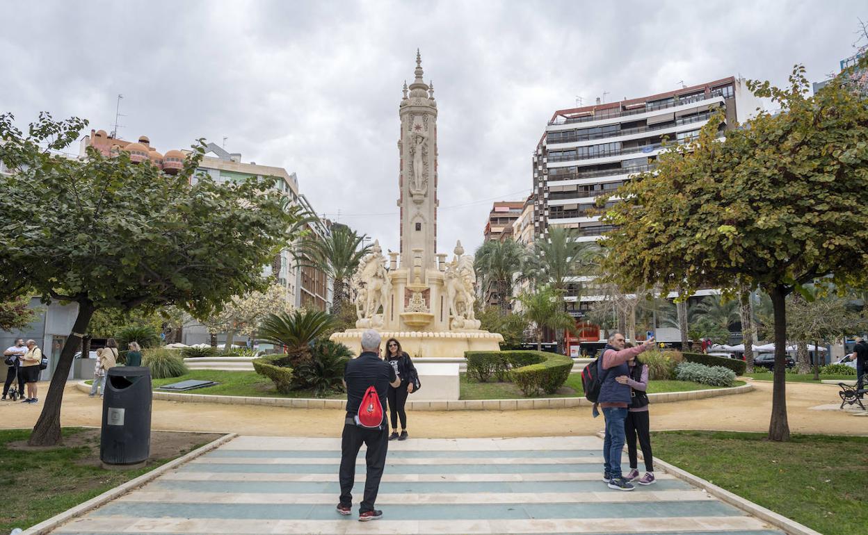 Personas se fotografían en la céntrica plaza de los Luceros