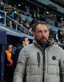 Imagen secundaria 2 - Imágenes del empate del Cádiz y el Elche esta noche en el Nuevo Miribilla. 