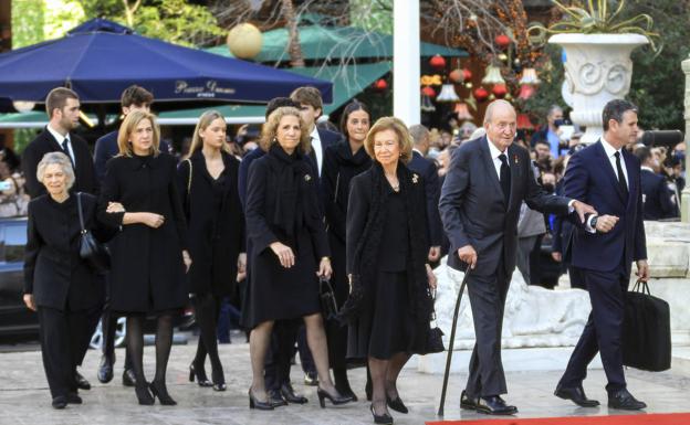 Imagen principal - La reina Sofía llegó a la catedral metropolitana de Atenas acompañada de Don Juan Carlos, las infantas Elena y Cristina y sus nietos. Posteriormente, los Reyes asistieron al funeral así como al cementerio real de Tatoi. 