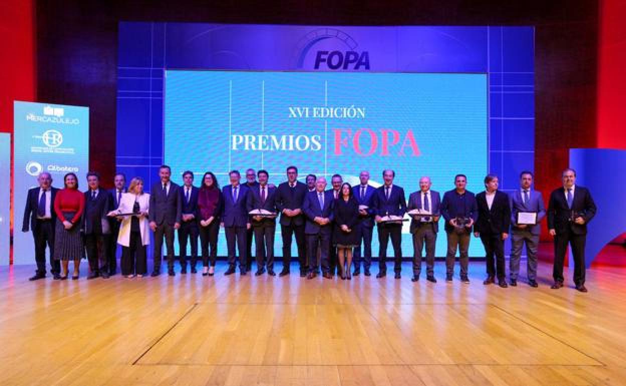 Los premiados en la gala de Fopa, con las autoridades presentes. 