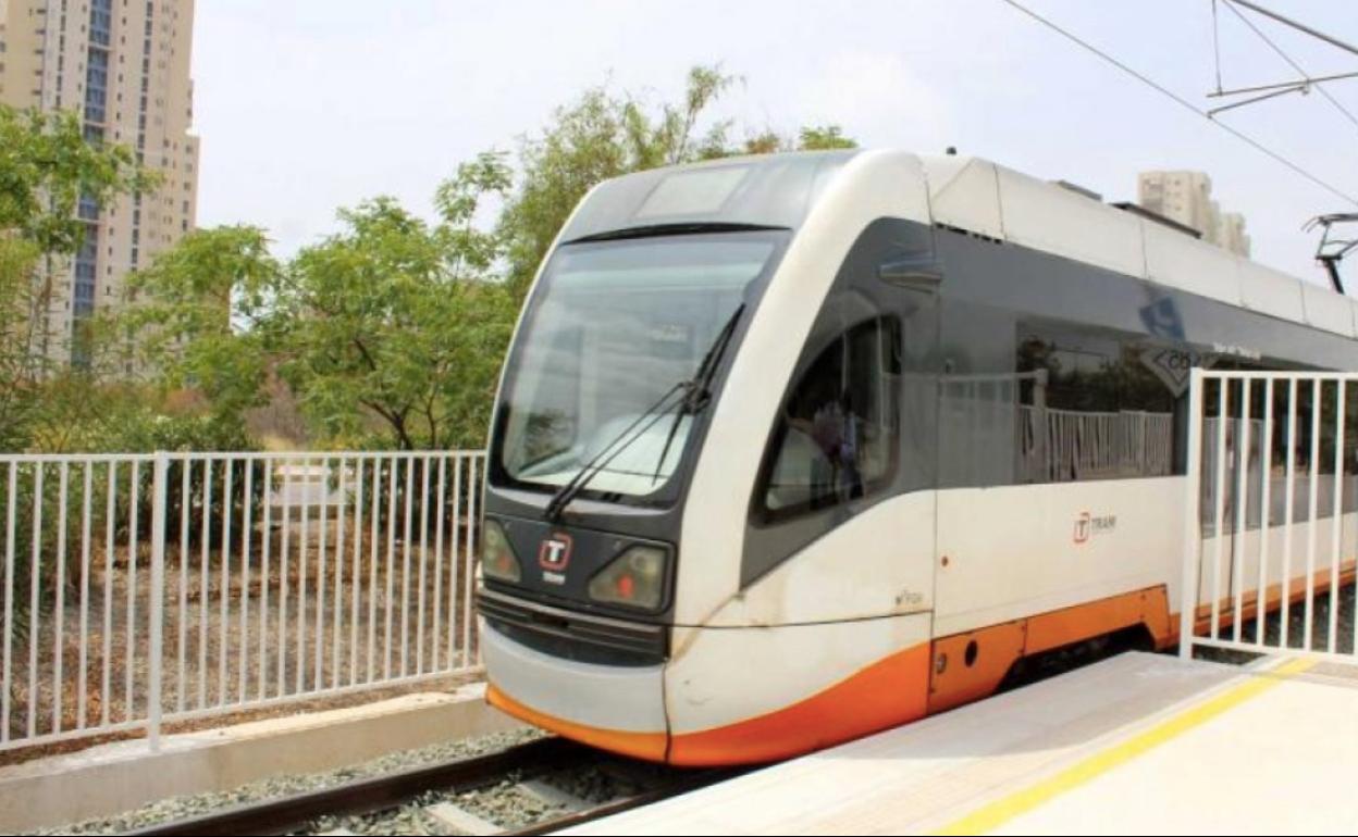 Imagen del Tram a su paso por Benidorm