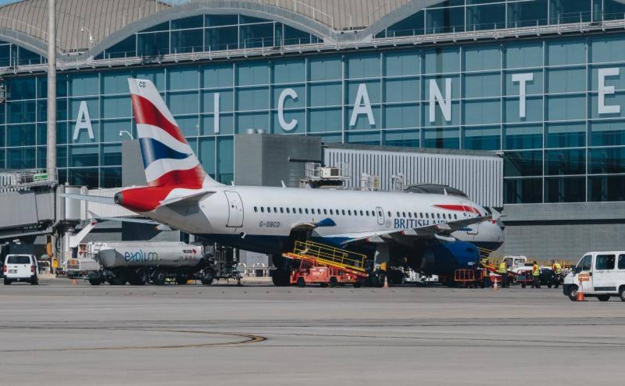 Una avión en la pista del aeropuerto Alicante-Elche.