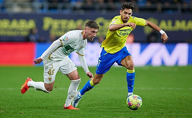 Carmona intenta marcharse de Rubén Sobrino el pasado lunes 