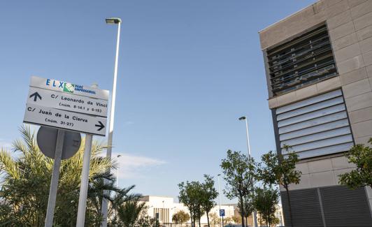 Señalización del parque frente a una empresa