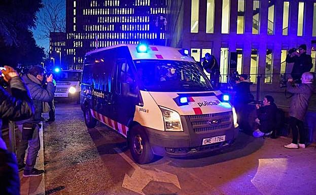 Dani Alves sale de los calabozos de la Ciudad de la Justicia hacia la cárcel Brians 1. 