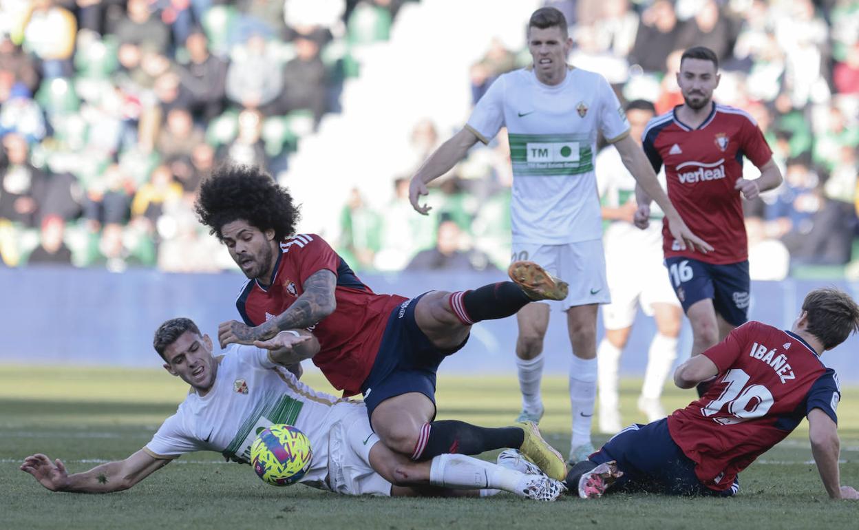 Lucas Boyé cae al suelo ante la entrada del Osasunista Aridane. 