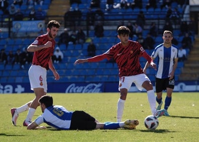 Imagen secundaria 1 - Imágenes del empate a dos de este domingo en el estadio Rico Pérez. 