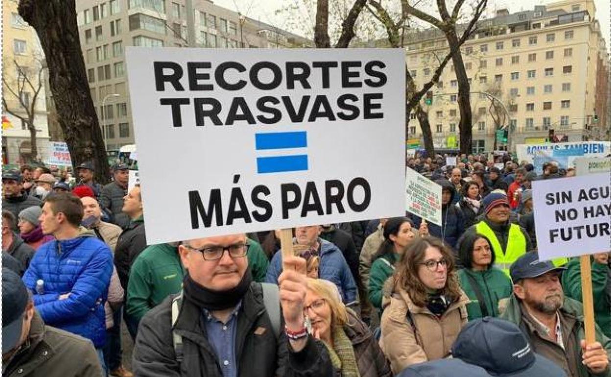 Protesta de los regantes y agricultores frente a las puertas del Ministerio de Transición Ecológica en Madrid. 