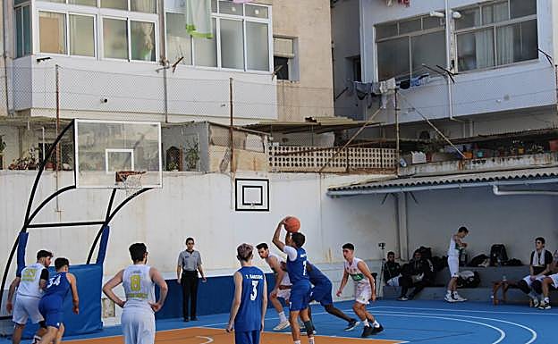 Partido entre el Carolinas y Elche en la nueva pista de baloncesto