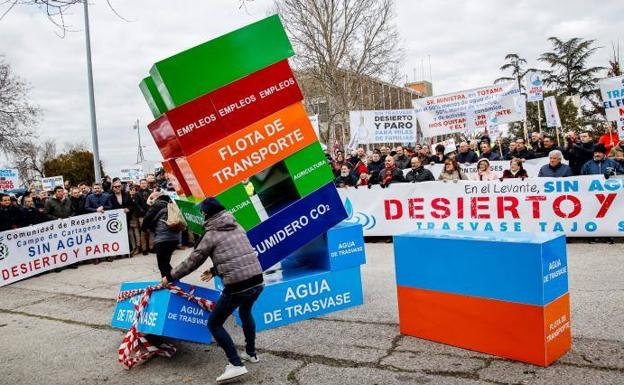 Centenares de regantes con pancartas durante una concentración para evitar que recorten el trasvase Tajo-Segura, en las inmediaciones del Palacio de la Moncloa.