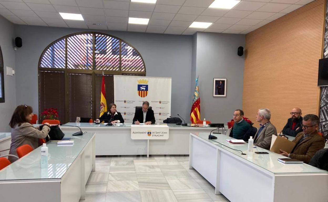 Reunión entre los ayuntamientos de Alicante y Sant Joan con los técnicos de la Conselleria de Educación.