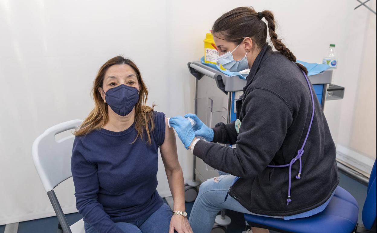 Carpa de vacunación en el Hospital Dr. Balmis de Alicante 