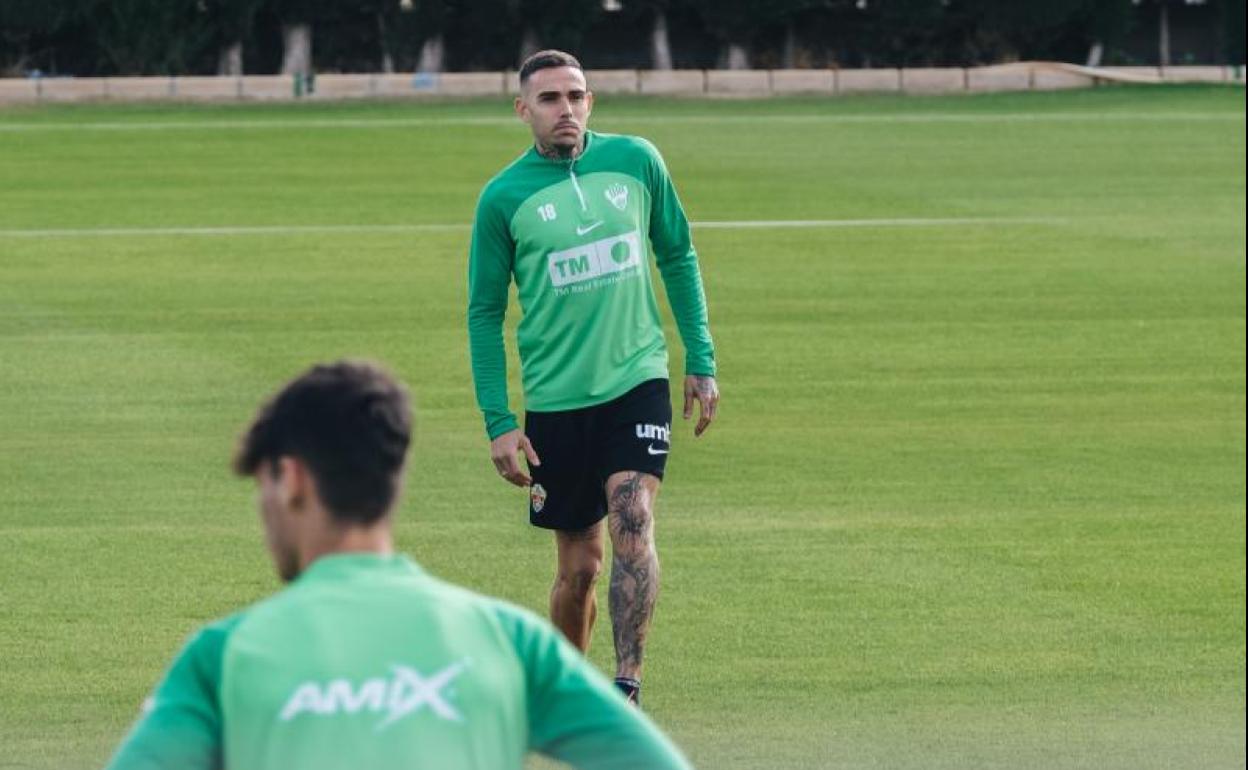 El delantero Roger Martí, durante un entrenamiento del Elche 