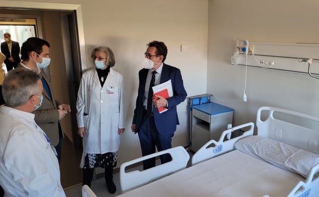 Mínguez durante su visita al Hospital de Torrevieja este viernes 