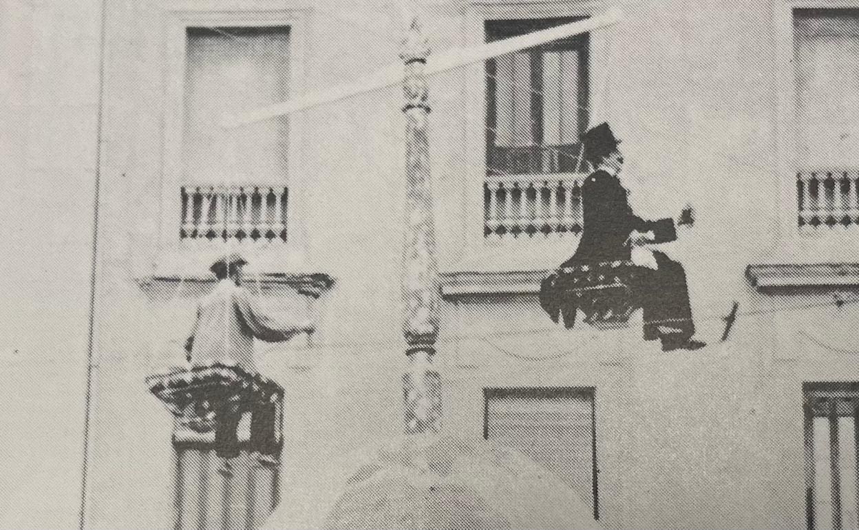 Detalle de la falla de la plaza de San Agustín de Orihuela en 1933.