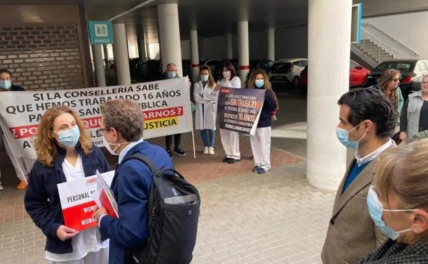 Mínguez inaugura 20 habitaciones en el Hospital de Torrevieja entre protestas de los sanitarios