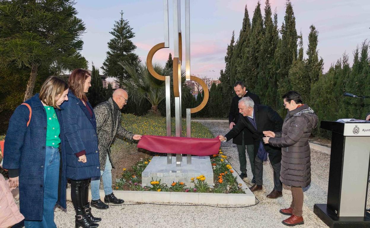 Inauguración de la escultura en el Cementerio Viejo de Elche. 